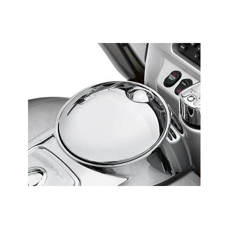 DISPOSITIVO DE APERTURA DE LA PUERTA DE LA CONSOLA DEL DEPÓSITO DE COMBUSTIBLE  CON BOTÓN PULSADOR LISO