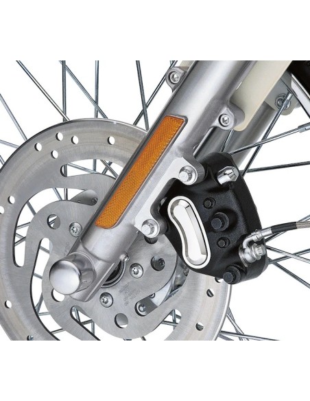 44477-99Embellecedor para pinza de freno Harley Davidson Script